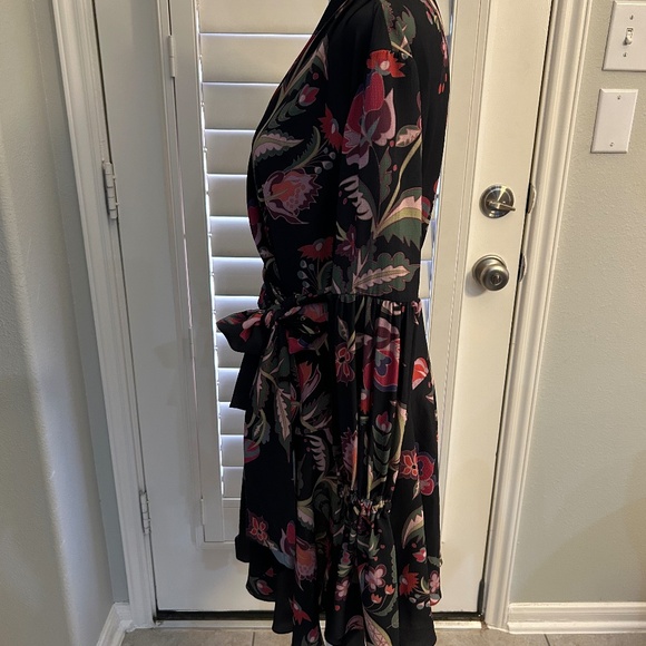 PatBO Short Wrap Dress Black Floral Long Bell Sleeves Tie Waist V-Neck Size 2 - Picture 3 of 5
